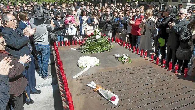 Familias de las víctimas, en el homenaje celebrado el año pasado en el Memorial de Zaragoza.