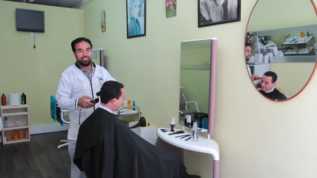 Samir Nouri, en una nueva peluquería en el Arrabal