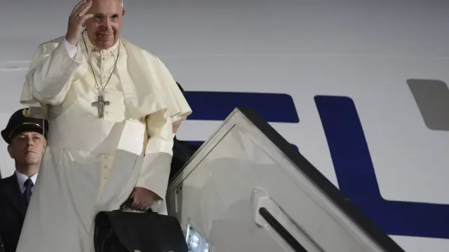 El Papa despidiéndose en su visita a Israel