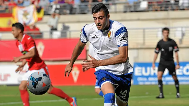 Rico, en la acción en la que centró el balón para que Henríquez marcase el 1-1 enMurcia el pasado domingo.