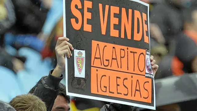 Un aficionado pide a Agapito Iglesias la venta del club, en fotografía de archivo.