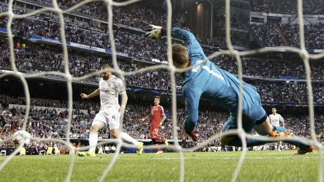 Benzemá marca el gol del Real Madrid en el Bernabéu