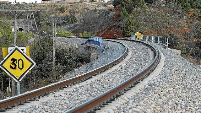Límite de velocidad. Algunos tramos de la línea entre Teruel y Valencia tienen limitaciones de velocidad a 20 y 30 kilómetros por hora, como el que muestra la fotografía.
