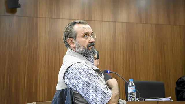 El acusado, José Miguel Tricas, ayer, durante la primera sesión del juicio en la Audiencia de Zaragoza.