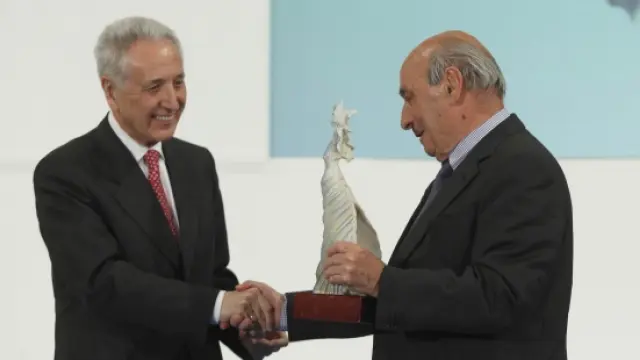 Modesto Lobón entrega el premio a José Ángel Rupérez