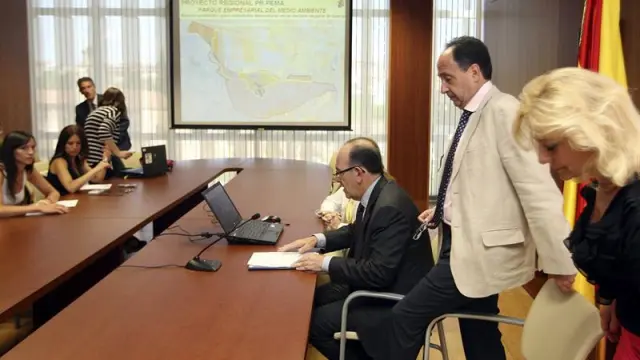 José Manuel Jiménez (sentado), ha presentado hoy en Soria el proyecto de Parque Empresarial de Medio Ambiente.