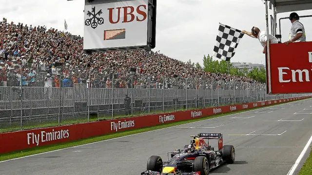 Daniel Ricciardo cruza en solitario la meta del circuito Gilles Villeneuve en Montreal.