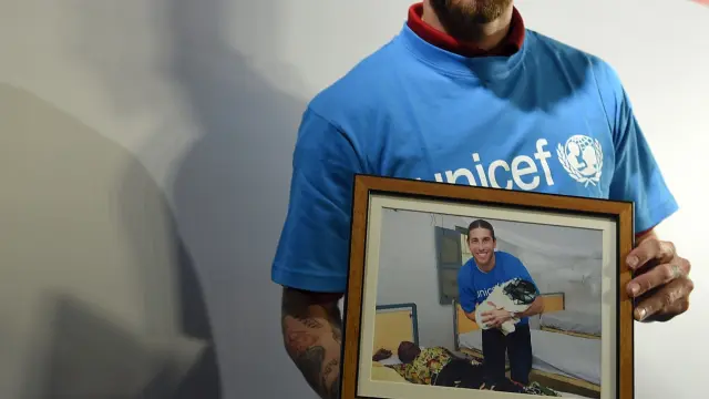 Ramos muestra el retrato que le ha regalado UNICEF.