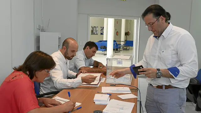El expresidente Eugenio García Belenguer, ayer en el momento de depositar su voto.