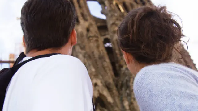 Una pareja contempla la Sagrada Familia de Barcelona.