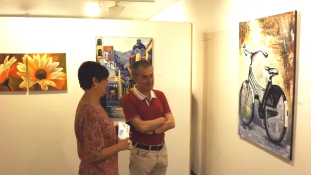 Conchita Torcal y Manuel Gavín visitando la exposición.