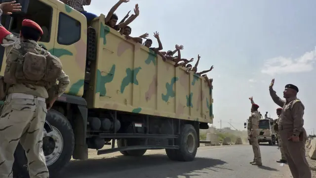 Soldados iraquíes transportan voluntarios a la base de Muthanna en Bagdad.