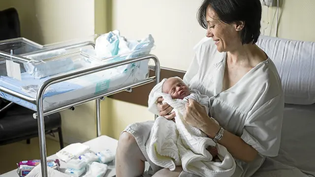 Francisca con su hijo Asier, en el Hospital Clínico de Zaragoza donde dio a luz.