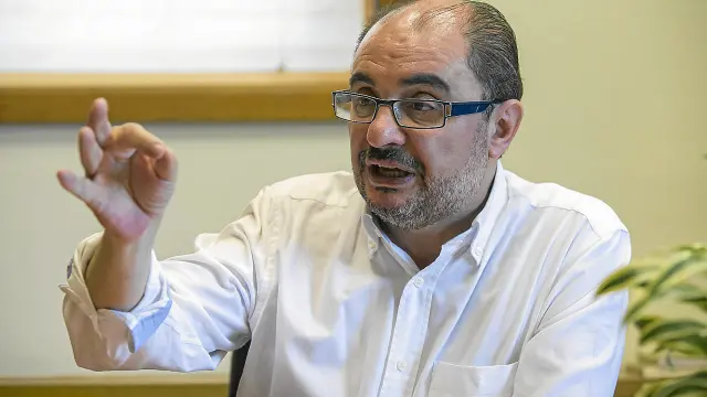 Javier Lamb&aacute;n, secretario general del PSOE-Arag&oacute;n, el viernes, en su despacho de las Cortes de Arag&oacute;n, durante la entrevista.