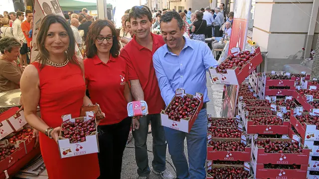 La alcaldesa, Carmen Gutiérrez, junto a los productores Eva Cabrero e Iñaki Badía y al hombre del tiempo Roberto Brasero.