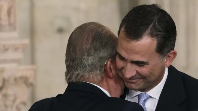 El rey Juan Carlos besa al Príncipe de Asturias.