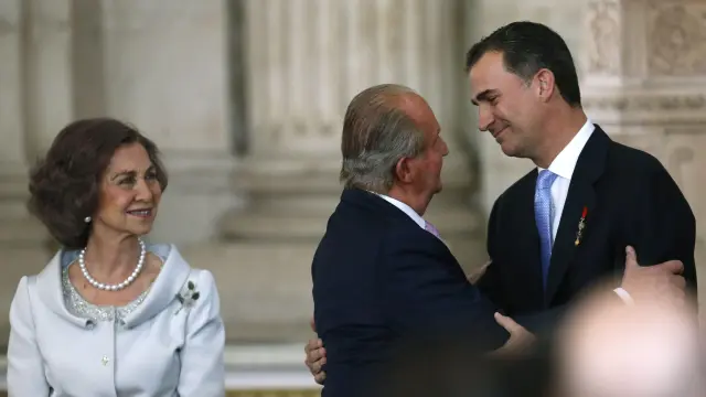 Abrazo entre Don Juan Carlos y Don Felipe tras la firma de la ley de abdicación