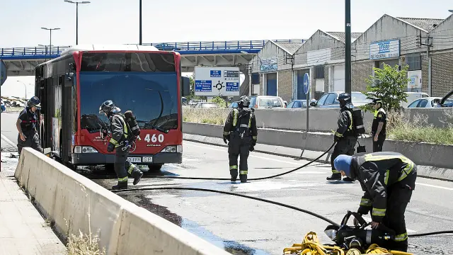 Varios bomberos, durante la extinción del fuego que el domingo se declaró en un bus de la línea 25.