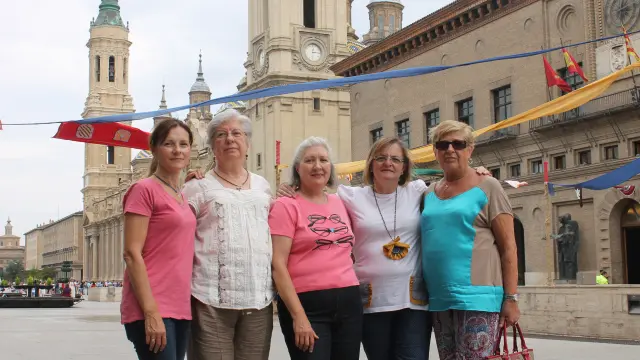 Amelia Nerín, Teresa Camacho, Pilar Gimeno, Lourdes Andreu y María José Aybar, de AMAC-GEMA, en una imagen de archivo.