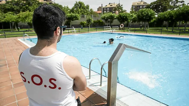 Un socorrista vela por la seguridad de los bañistas de las piscinas de La Granja.