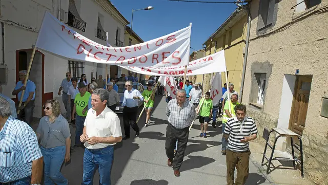Los agricultores y regantes se manifestaron por las calles de Villarquemado.
