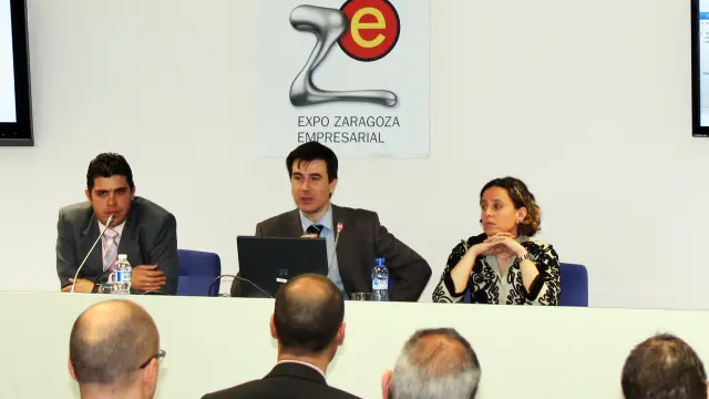 Presentación de uno de los proyectos del cluster, MIDiA, con Raúl González, de Simply (derecha), Javier Arregui, de Alliance Healthcare (centro) y María Navas, de Hiberus (izquierda)