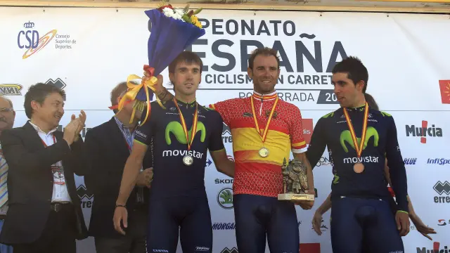 Valverde (c), en el podio junto a Ion Izagirre (i), segundo, y Jonathan Castroviejo, tercero.