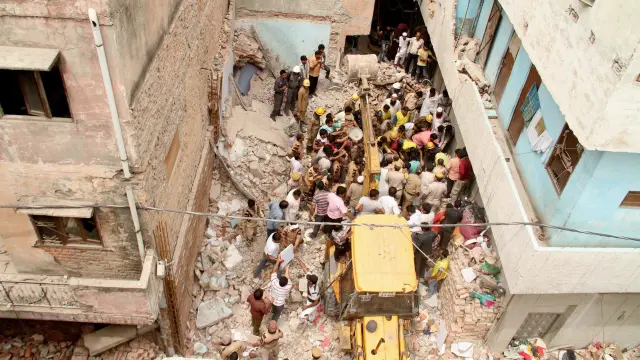 Imagen de archivo de las labores de rescate tras un derrumbe en Nueva Delhi.