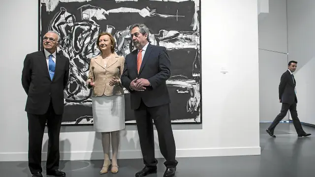 Isidre Fainé, Luisa Fernanda Rudi y Juan Alberto Belloch, en su visita al interior del Caixaforum.