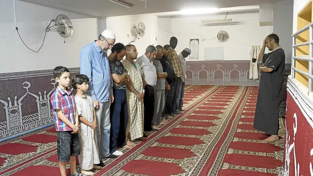 Un grupo de musulmanes, rezando anteayer en la mezquita de Gil Morlanes (barrio San José).