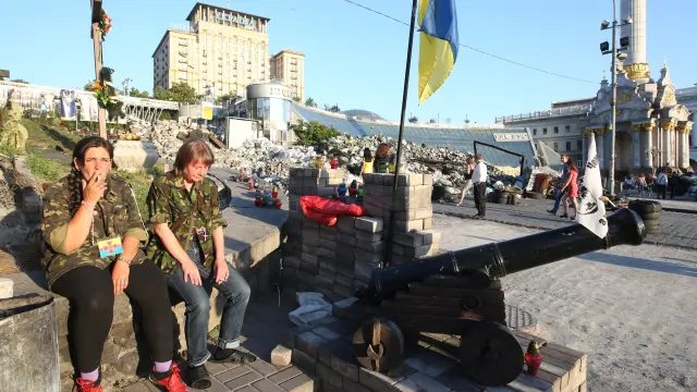 Activistas ucranianos descansan en un refugio en la Plaza de la Independencia.