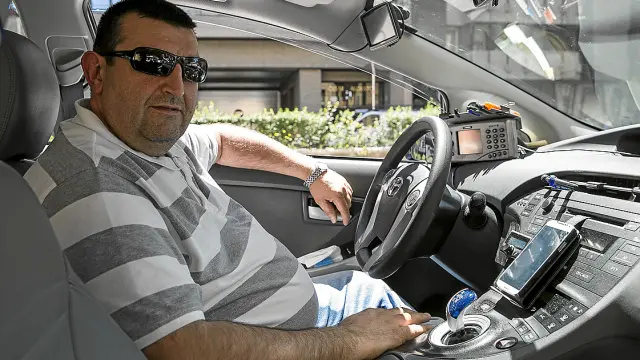 Javier Aznar, taxista, dejó su coche de gasoil hace dos años y medio y se compró este híbrido.