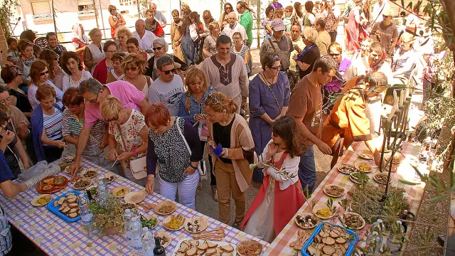 Vecinos y visitantes, durante la degustación del concurso de cocina sefardí.