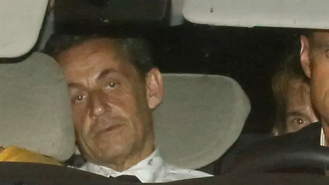 Sarkozy, en un coche de policía