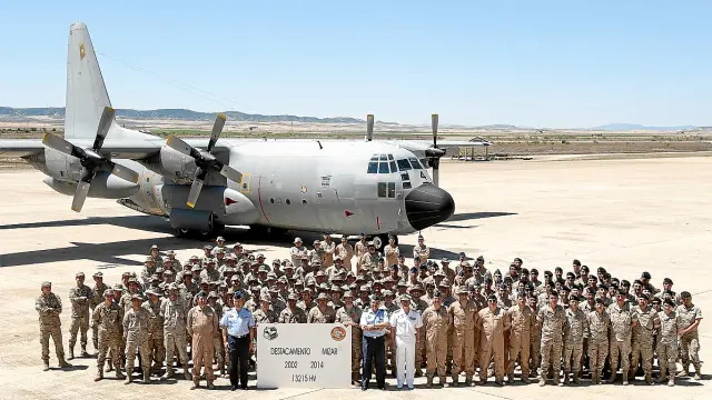 Miembros del Ala 31 y de la EADA, del destacamento Mizar, ayer ante el Hércules de Afganistán.