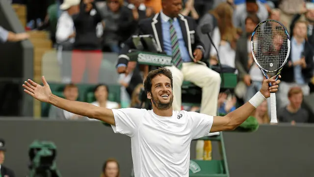 El tenista español Feliciano López celebra la victoria conseguida ayer en Wimbledon.