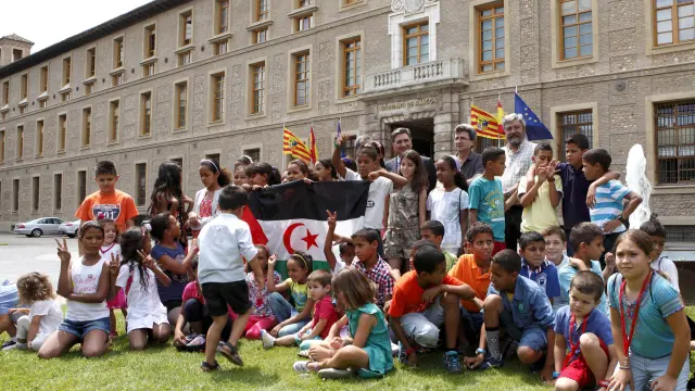 El grupo de niños saharauis ante la sede de la DGA