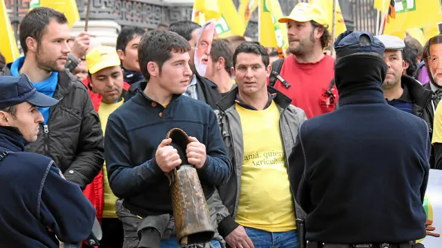 Jóvenes aragoneses durante una protesta organizada por COAG ante la sede del Ministerio de Agricultura en Madrid.
