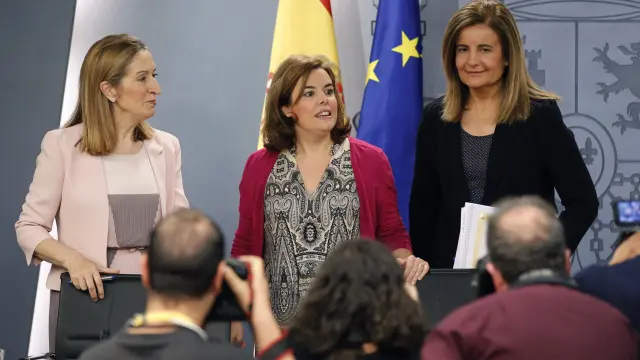 La vicepresidenta del Gobierno, Soraya Sáenz de Santamaría (c), junto a las ministras de Fomento, Ana Pastor (i), y de Empleo, Fátima Báñez