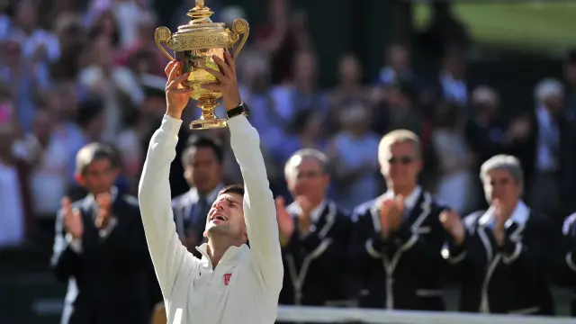 El serbio alza el título desde la pista central de Wimbledon