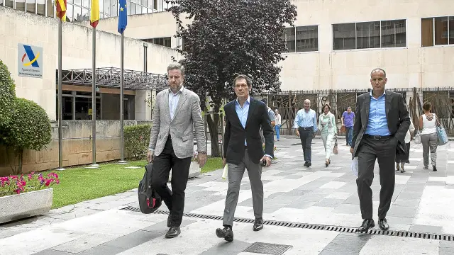 De izquierda a derecha, José Guerra, director financiero del Real Zaragoza, y Javier Lasheras y Luis Gamón, accionistas.