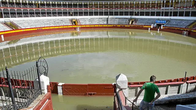 La plaza de toros de Calatayud, con un metro de agua.