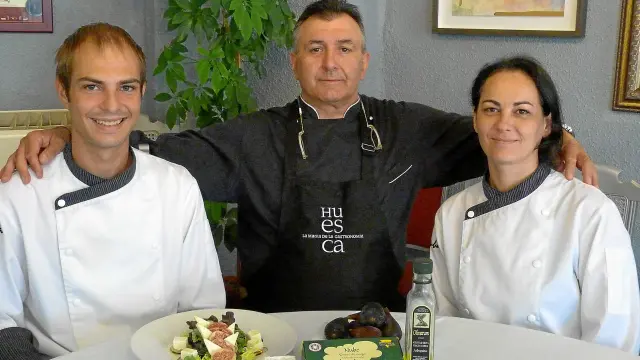 Fernando Vázquez, Gregorio Abadía y Ana Rufas forman parte del equipo del restaurante +Billauba, de Fraga.