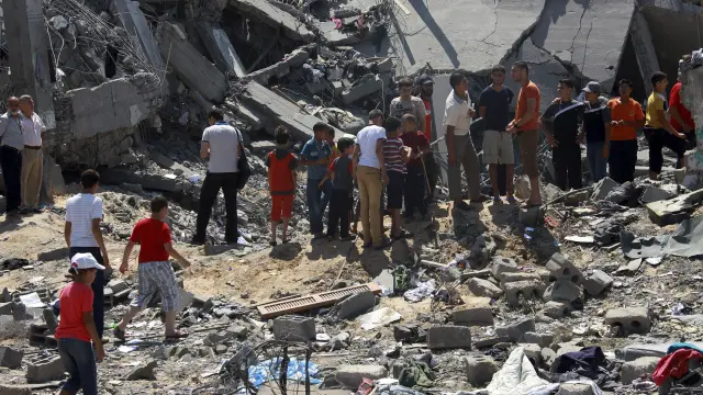 Varios niños observan una casa destruida tras el ataque israelín