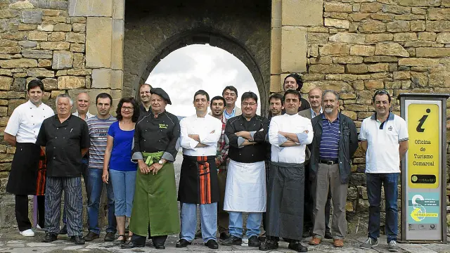 Cocineros y productores participantes posaron ayer en la puerta del castillo de Aínsa.