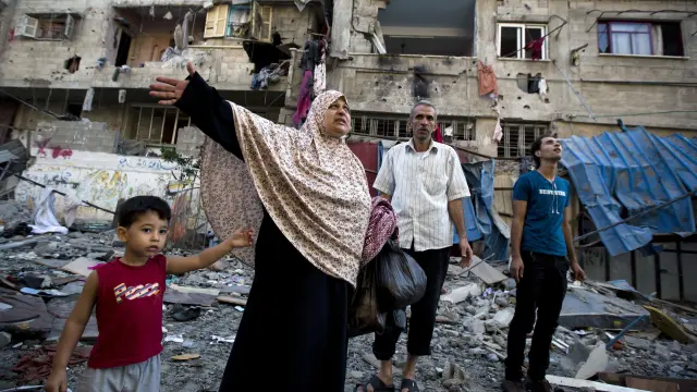 Una familia palestina ante su casa destruida en Gaza