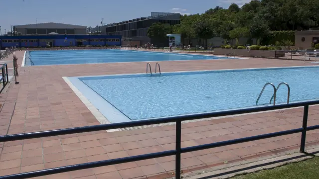 Las piscinas zaragozanas han estado desiertas por las bajas temperaturas