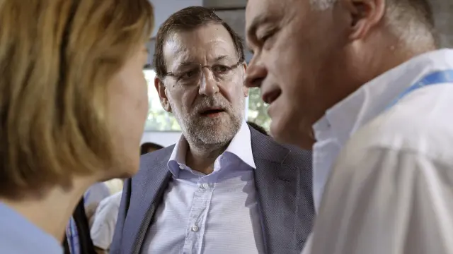 El presidente del Gobierno, Mariano Rajoy (c), el vicesecretario de Estudios y Programas del PP, Esteban González Pons (d), y la secretaria general del partido, María Dolores de Cospedal