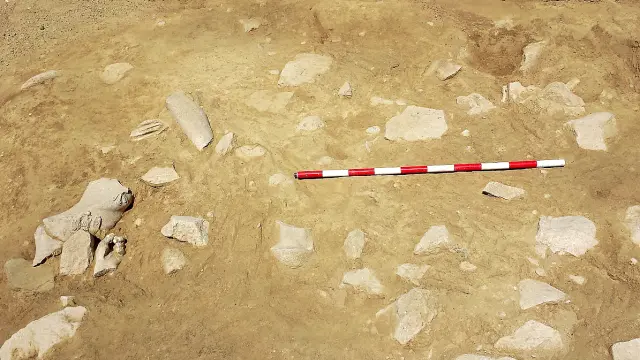 Los arqueólogos han llegado a un nivel en el que aparecen numerosos fragmentos de esculturas romanas. Cada uno de ellos es extraído con cuidado. Todo el proceso se documenta.