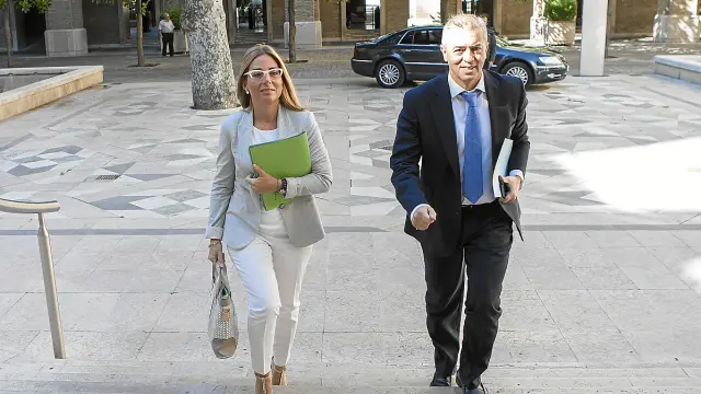 Blanca Soláns y Javier Campoy, entrando ayer en el edificio del Pignatelli.